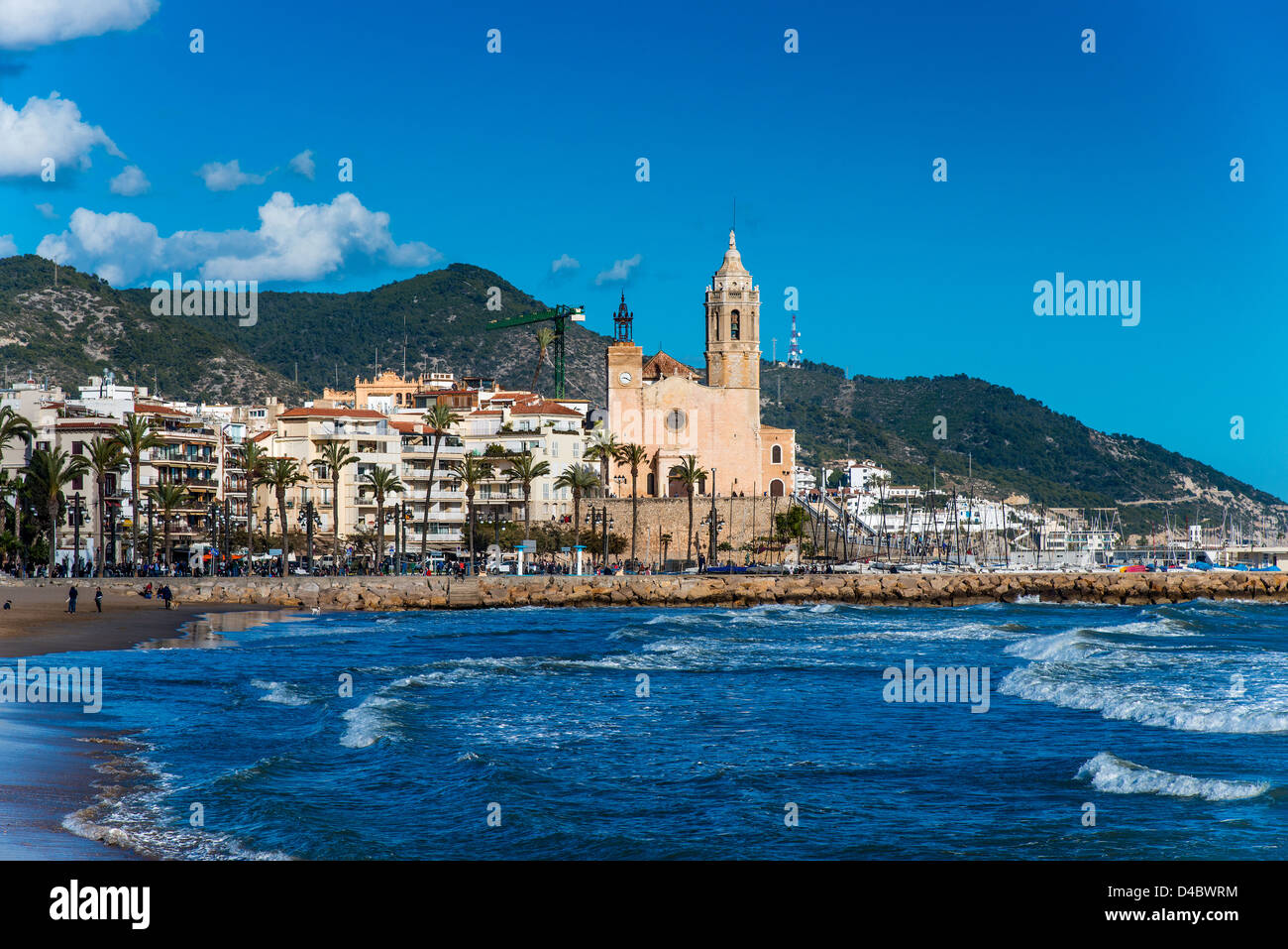 Panorama Blick von Sitges mit Kirche von Sant Bartomeu i Santa Tecla, Katalonien, Spanien Stockfoto