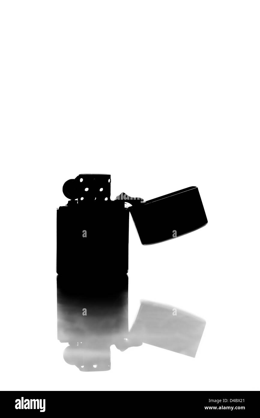 silberne Zippo-Feuerzeug isoliert auf weißem Hintergrund Stockfoto
