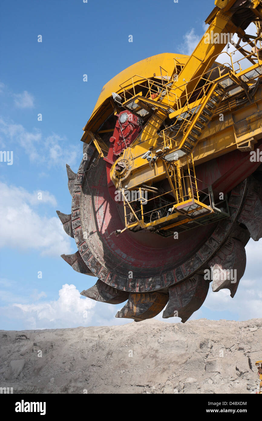 große gelbe Kohle Bagger-Rad Stockfoto