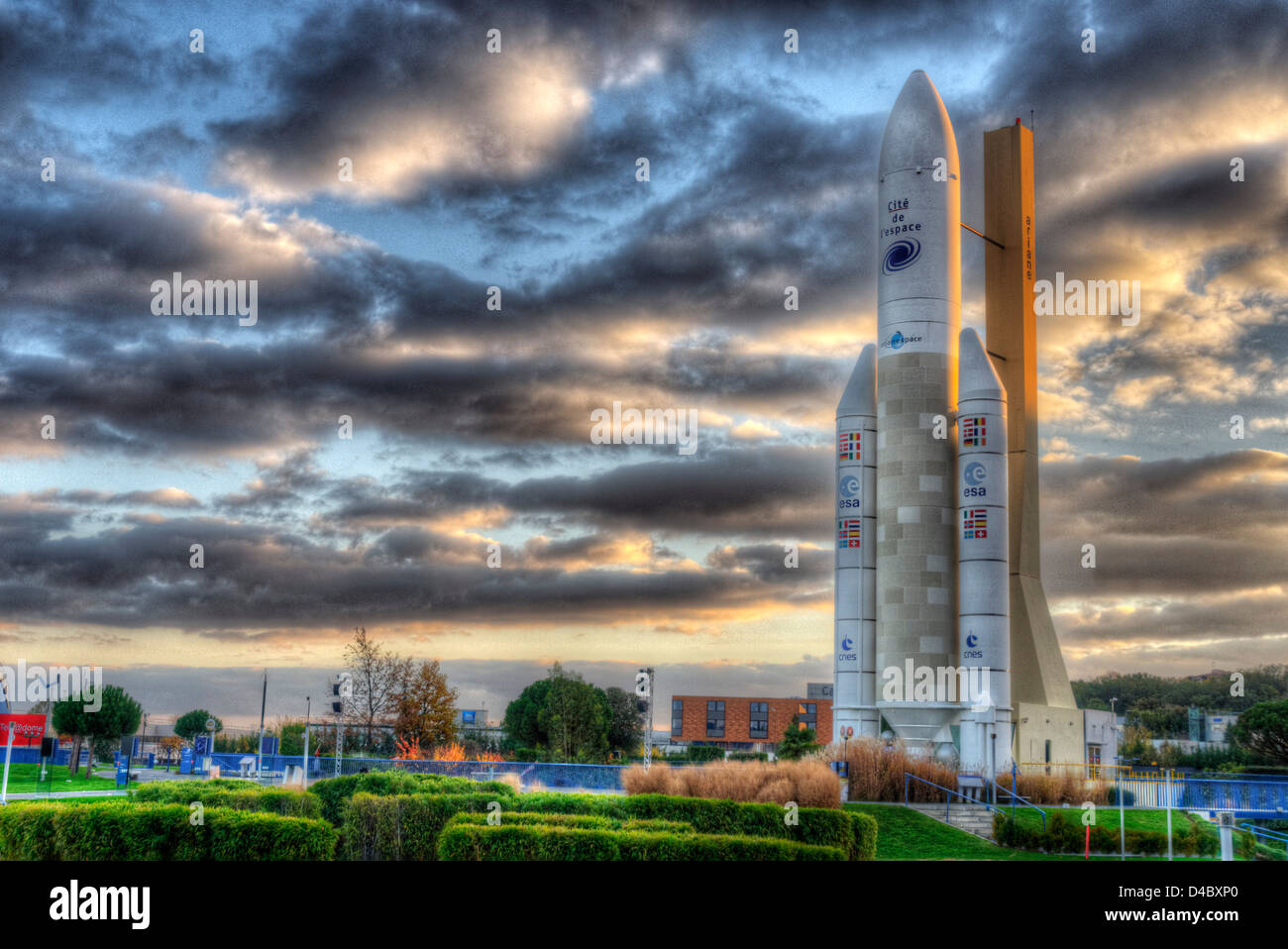 Eine Ariane 5 Rakete bei Sonnenuntergang an der Cité de l ' Espace in Toulouse, Frankreich Stockfoto