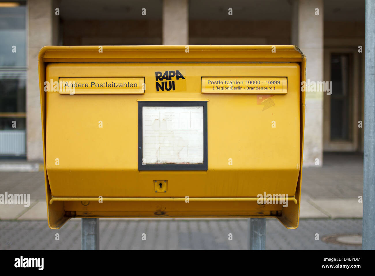 Berlin, Deutschland, Briefkasten auf dem ehemaligen Flughafen Tempelhof  Stockfotografie - Alamy