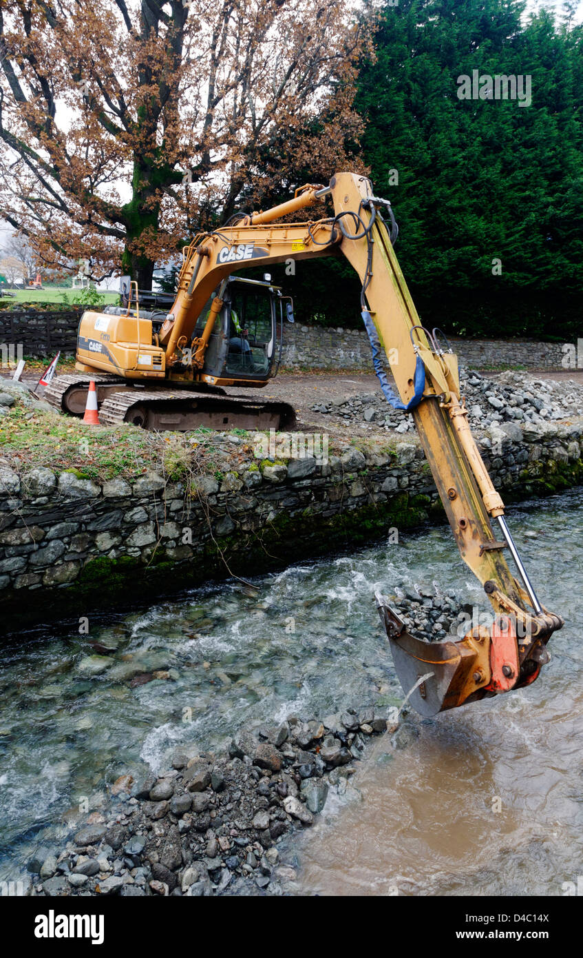 Typ JCB Bagger arbeiten in einem Fluss in Patterdale, The Lake District, England Stockfoto