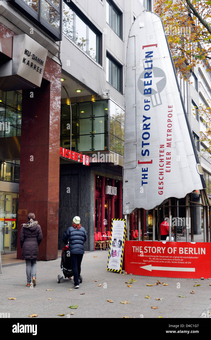 Zwei Personen außerhalb The Story of Berlin-Museum in Berlin Stockfoto