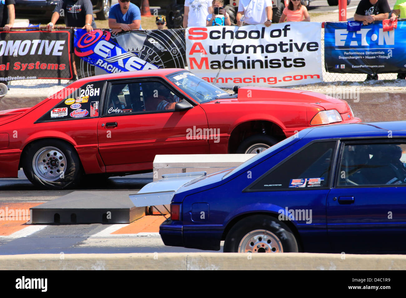 Zwei Drag Rennen Rennwagen auf einer Drag-Strip auf dem Bradenton Raceway in Florida USA Stockfoto