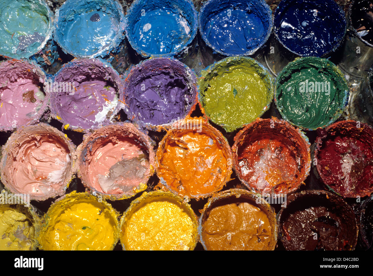 Farbdosen im Atelier des Künstlers Stockfoto