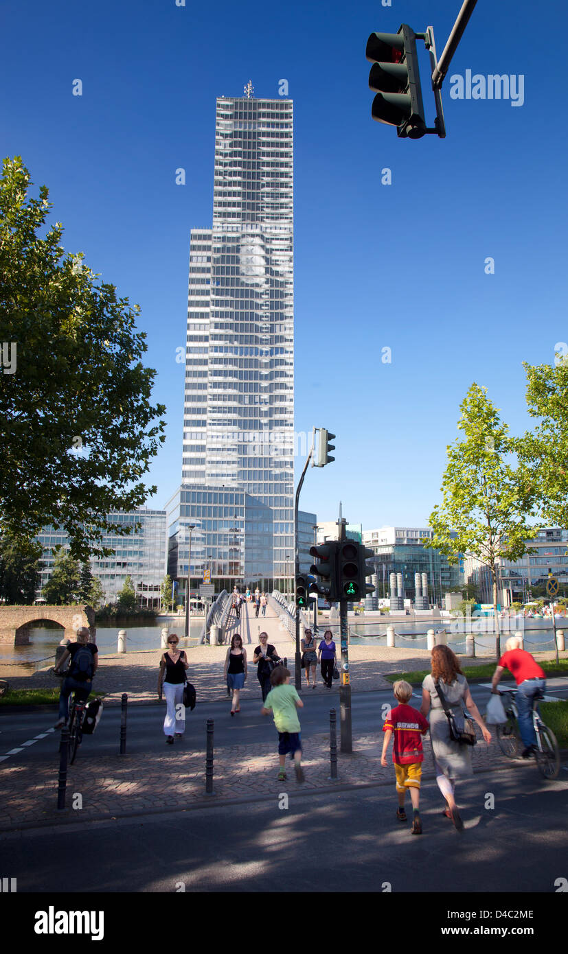 Köln, Deutschland, Fußgänger auf dem Weg in den Park mit dem Kölner Media Tower Stockfoto