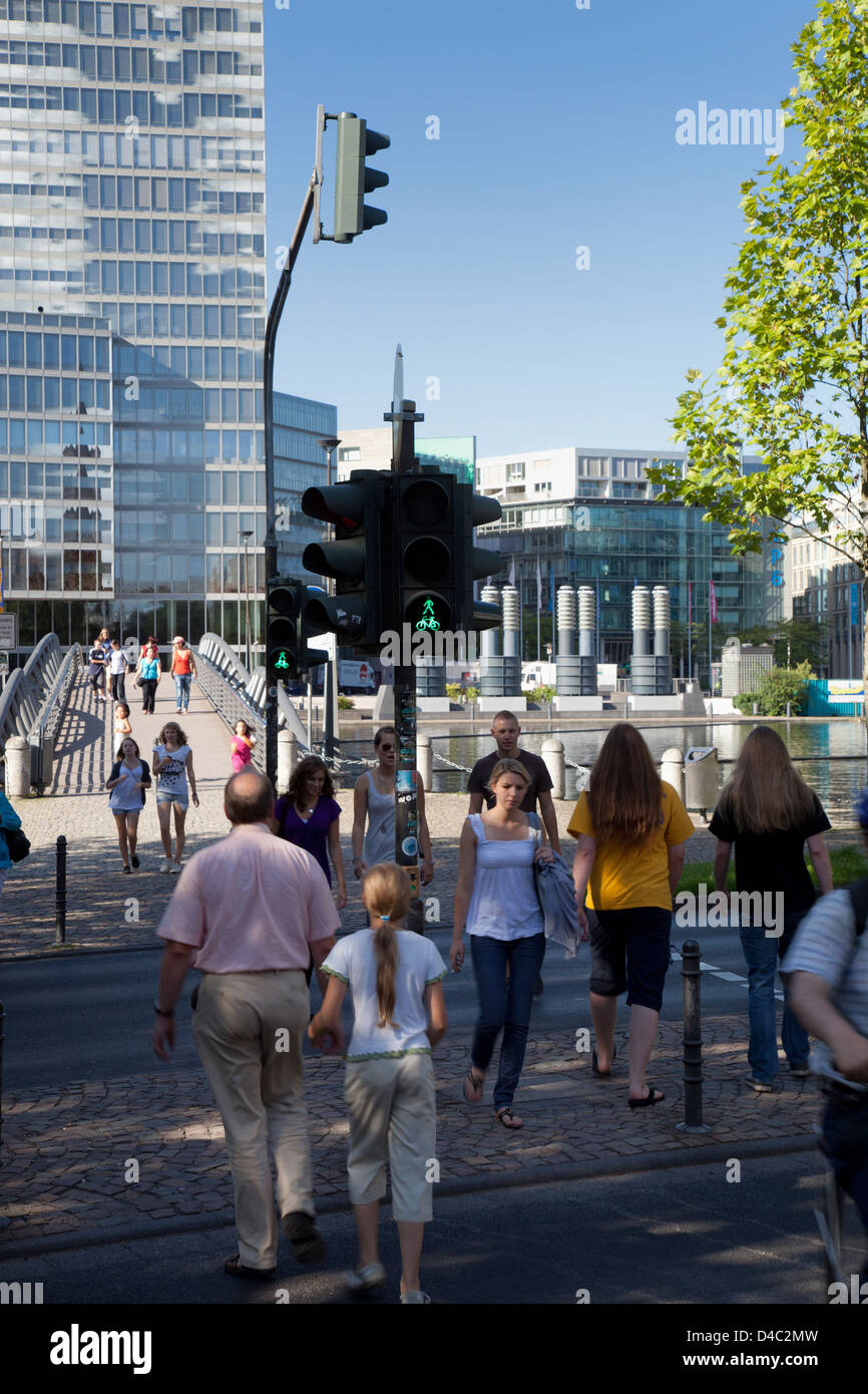 Köln, Deutschland, Fußgänger auf dem Weg in den Park mit dem Kölner Media Tower Stockfoto