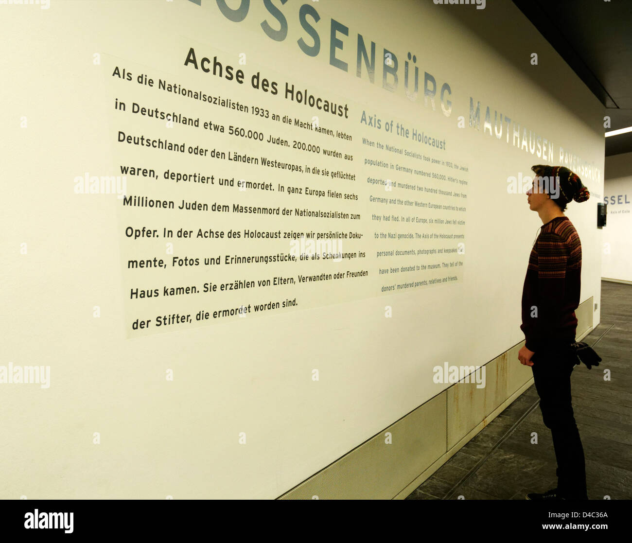 Ein junger Mann liest die Achse des Holocaust-Ausstellung im jüdischen Museum Berlin Stockfoto