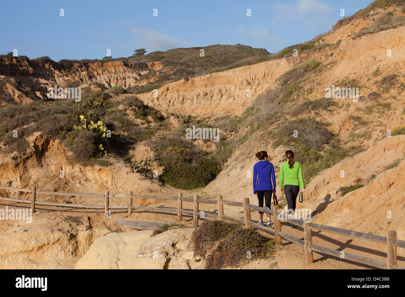 Zwei Frauen gehen auf Trail im Torrey Pines State Reserve, San Diego, Kalifornien Stockfoto