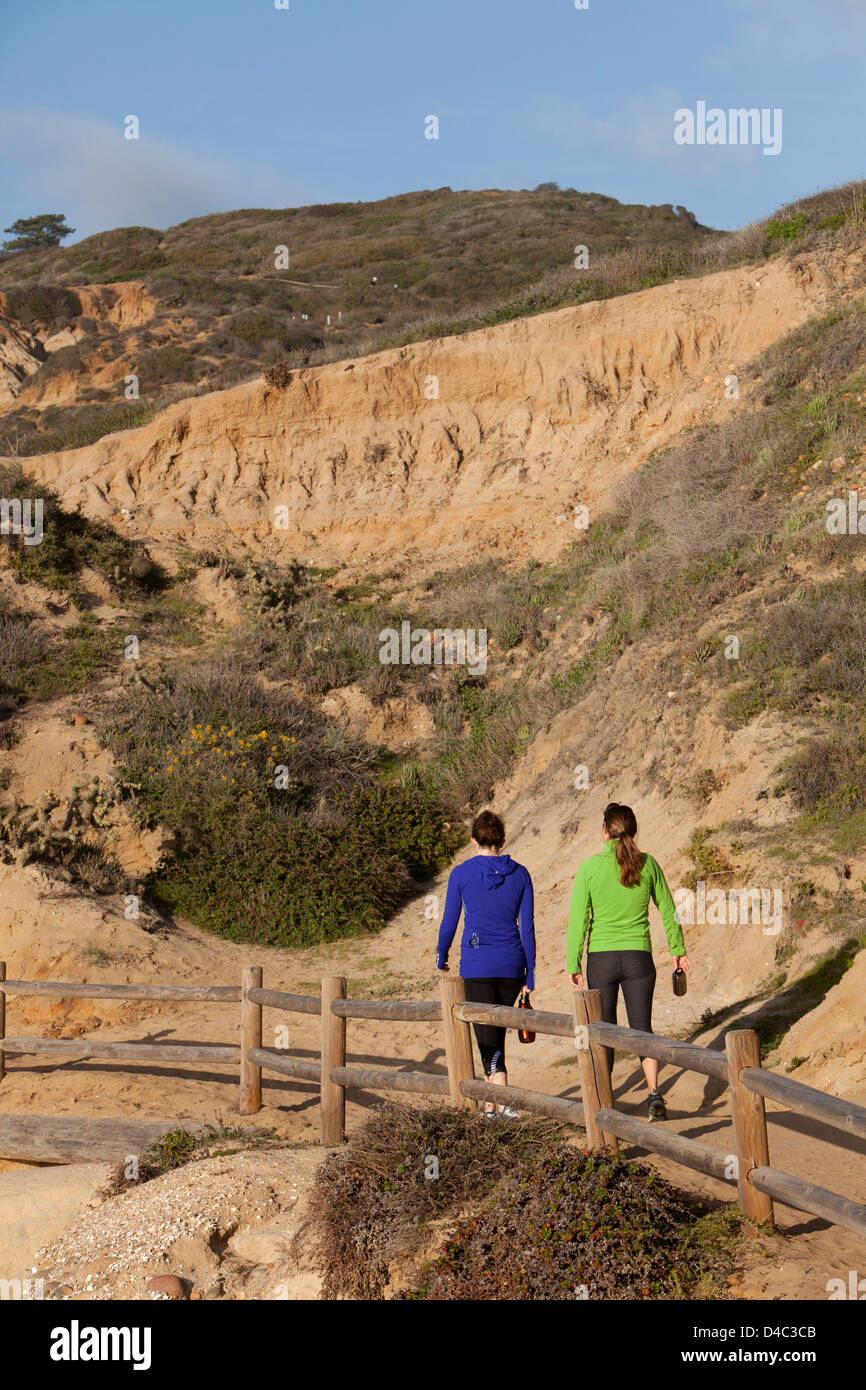Zwei Frauen gehen auf Trail im Torrey Pines State Reserve, San Diego, Kalifornien Stockfoto