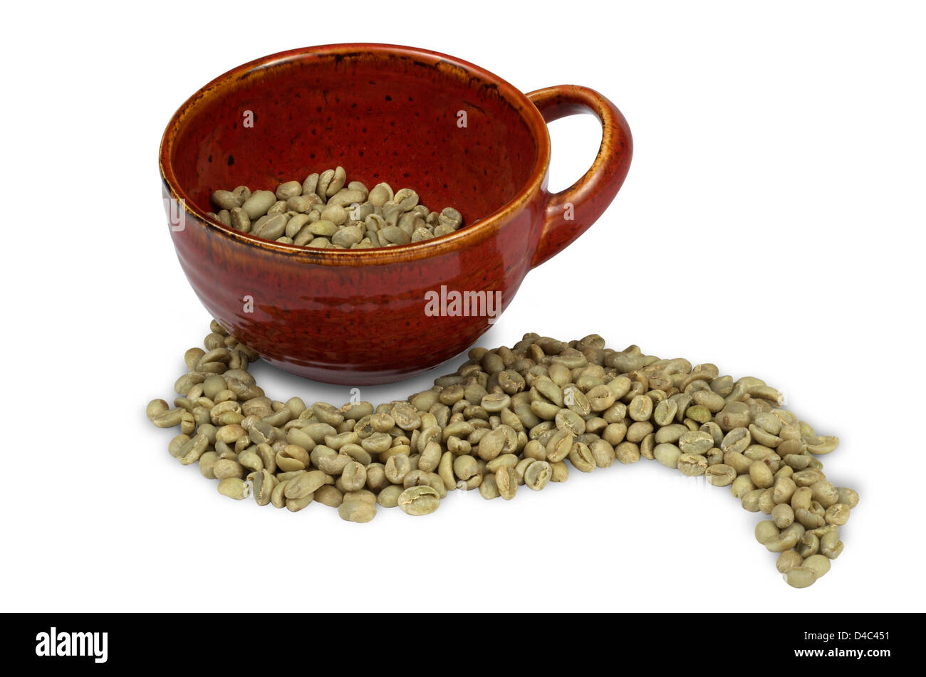Grüne Bohnen, Roh und nicht geröstet, im Bild mit einem roten modern aussehende Kaffee Becher isoliert. Stockfoto