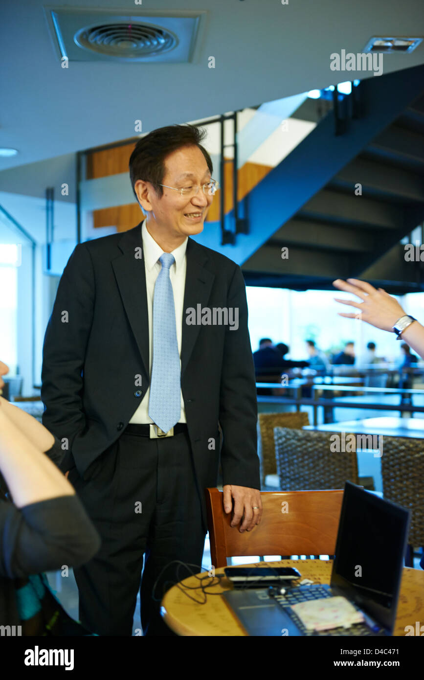 Jonney Shih, Chairman von ASUS, interagiert mit Kollegen bei Starbucks auf dem Campus von der ASUS-Hauptsitz in Taiwan. Stockfoto