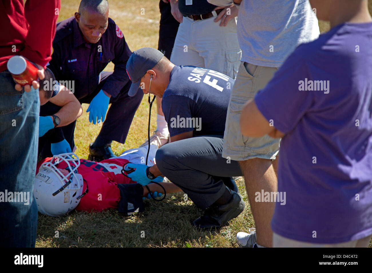 Rettungssanitäter Prüfung Blutdruck von verletzten Fußballspieler mit mögliche Gehirnerschütterung. Conway Park St. Paul Minnesota MN USA Stockfoto