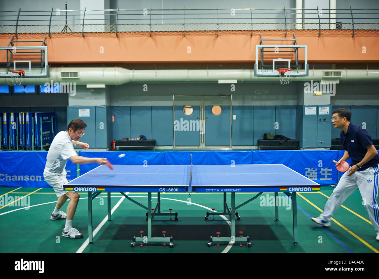 Jonney Shih, Chairman von ASUS spielt ein Pingpong mit Jerry Shen, CEO von ASUS. Für sie Pingpong ist eine Metapher für die Wirtschaft und Stockfoto