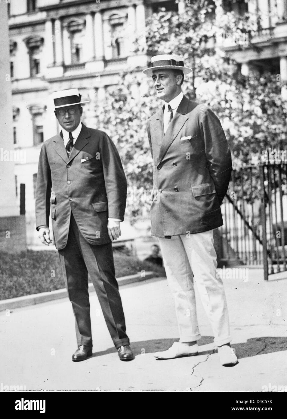 Gouverneur James M. Cox von Ohio und Roosevelt von New York, Ankunft im Weißen Haus für die Konferenz mit dem Präsidenten, Juli 192 Stockfoto