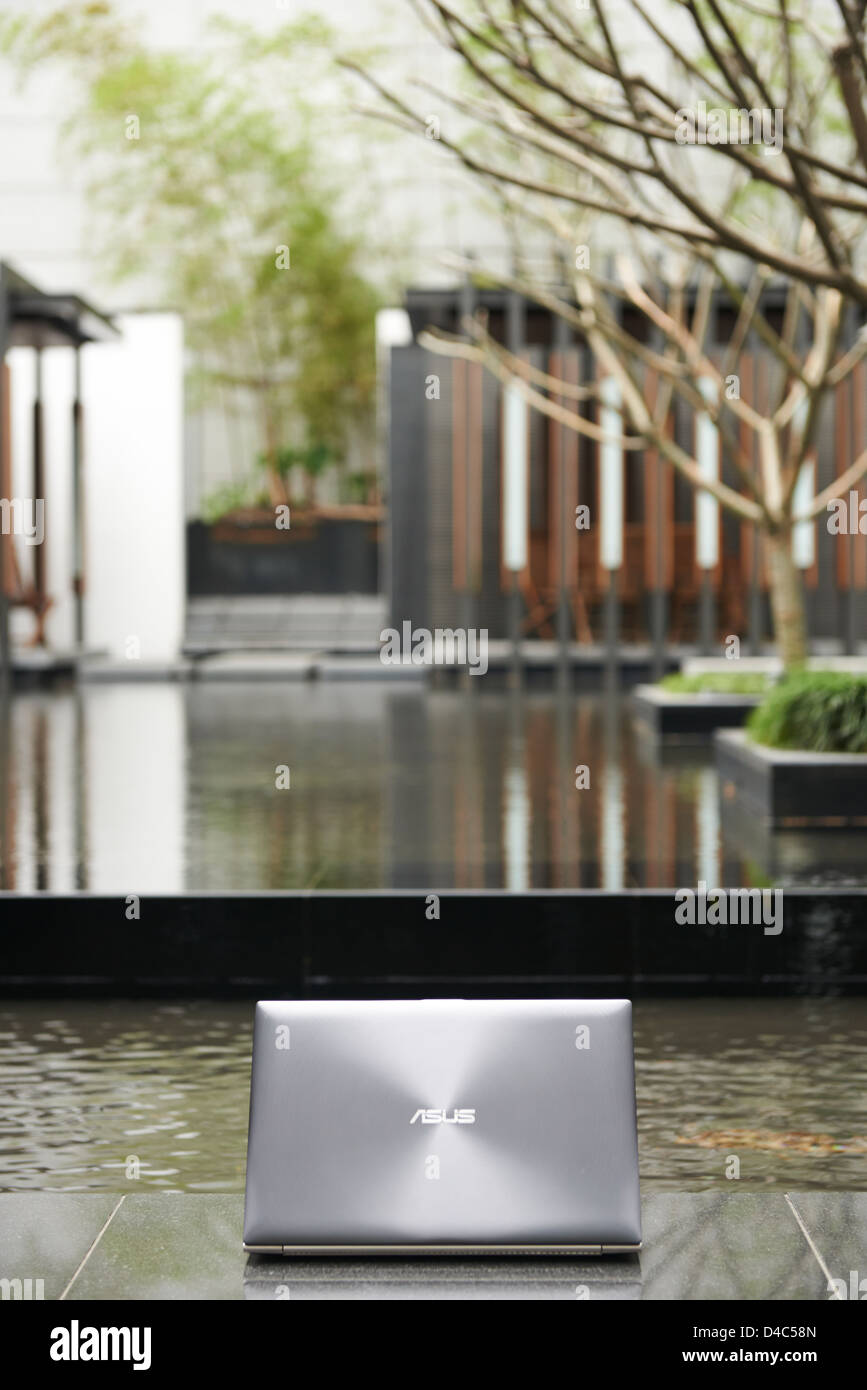 ASUS Zenbook, ein ultraflaches Notebook mit einem metallic-Finish, Stereo-Lautsprecher und beleuchtete Tasten. Stockfoto