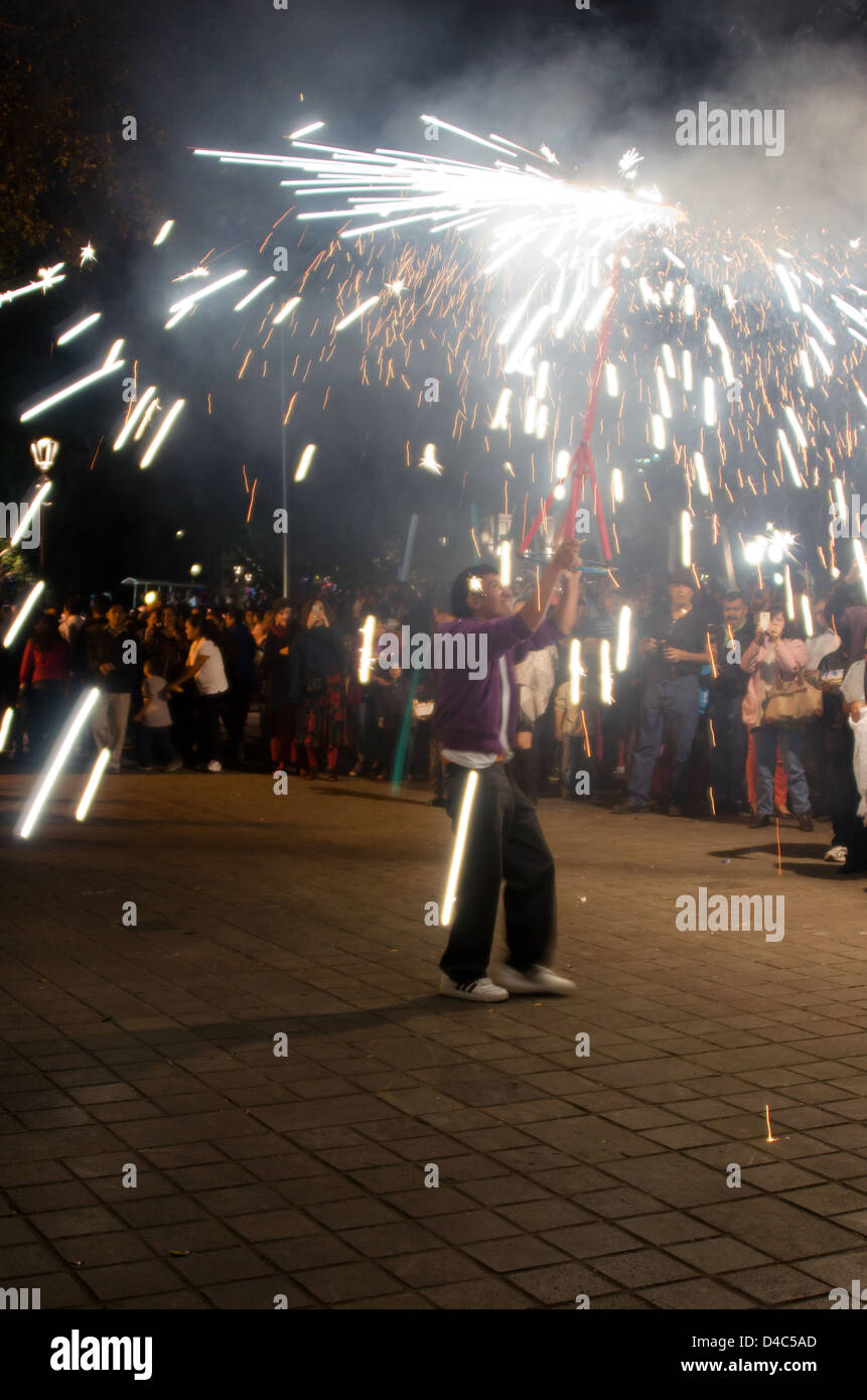 Catherine Rad Feuerwerk dreht und schleudert Funken über Zuschauer von einem Heiligabend Posada in Oaxaca, Mexiko. Stockfoto