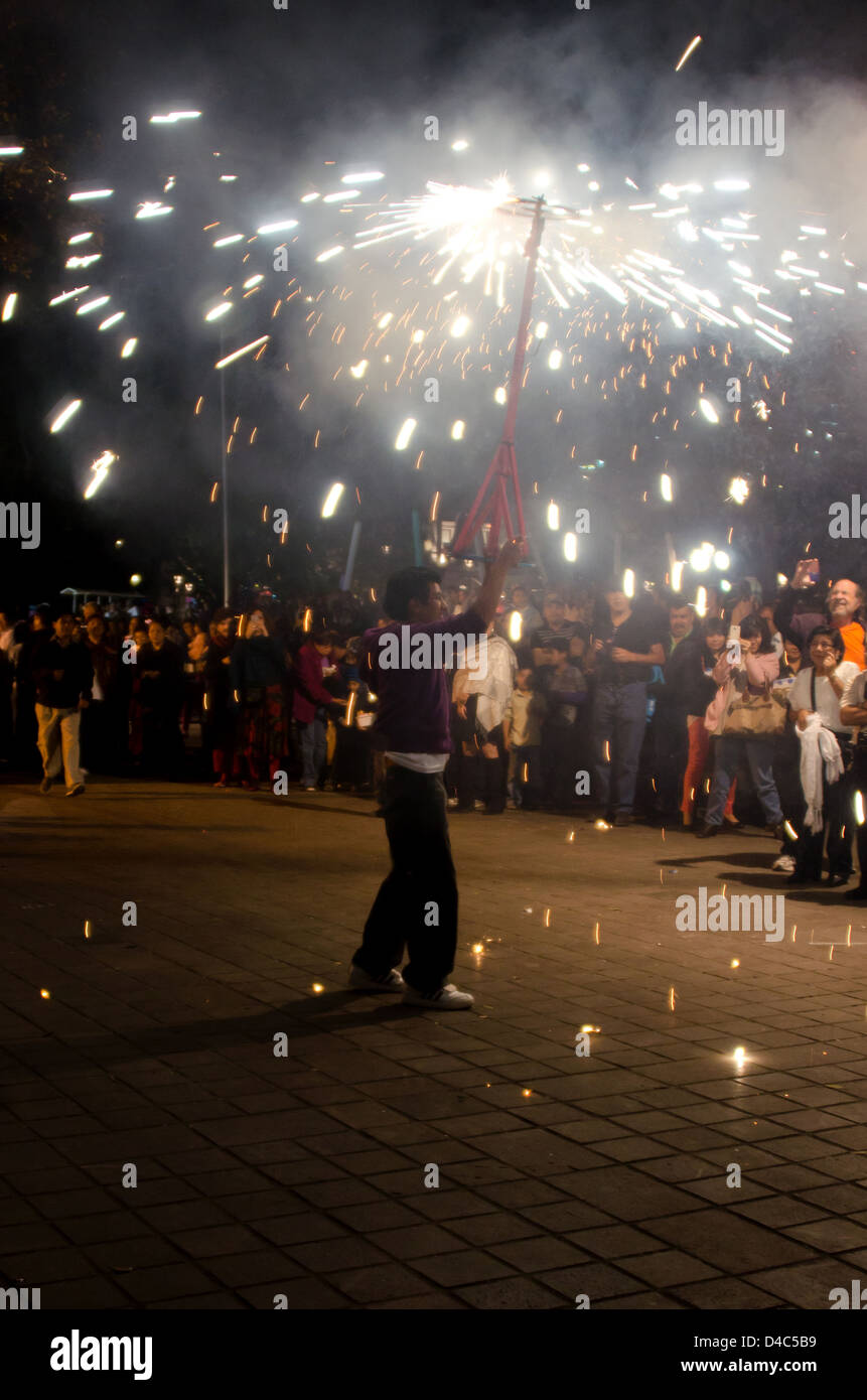 Ein Feuerwerk von Catherine Rad schleudert eine Dusche der Funken über Zuschauer an einem Heiligabend Posada in Oaxaca, Mexiko. Stockfoto