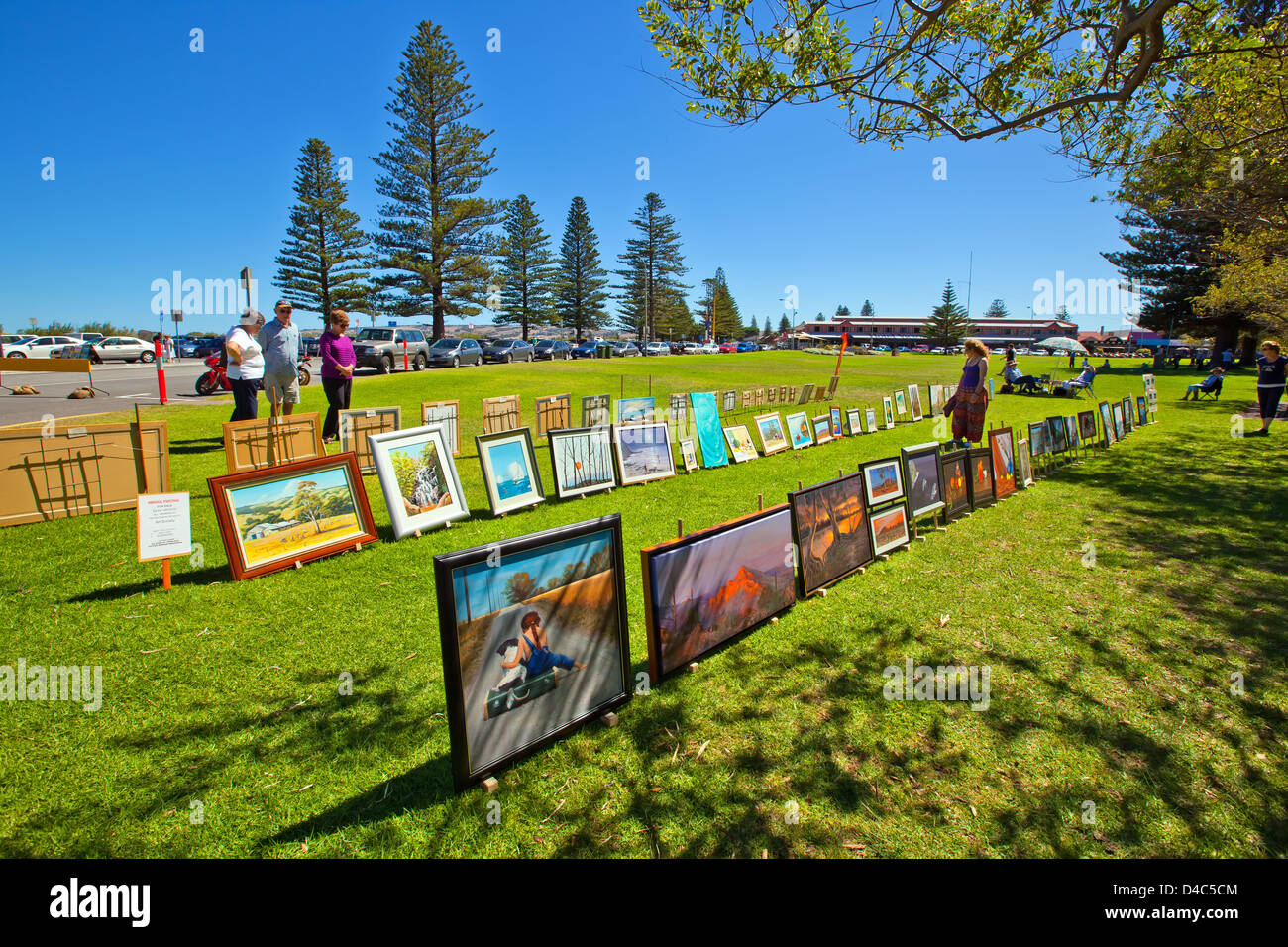 Eine Gruppe lokaler Künstler stellen ihre Werke auf den öffentlichen Grünflächen in der Küstenstadt Stadt von Victor Harbor South Australia Stockfoto