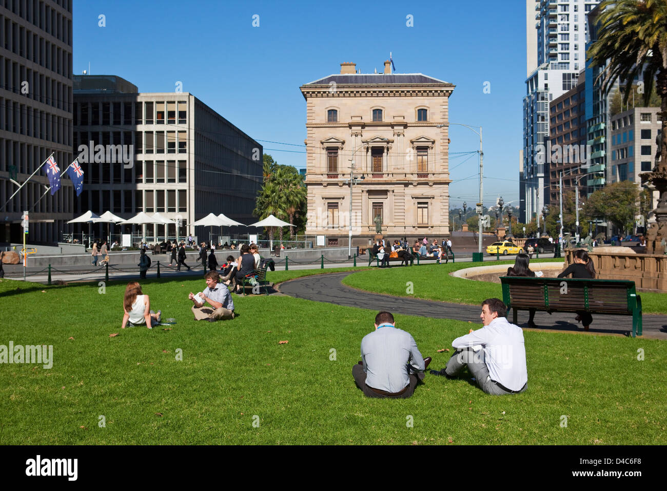 Stadtarbeiter entspannend auf dem Rasen im Parlament Gärten. Fitzroy, Melbourne, Victoria, Australien Stockfoto