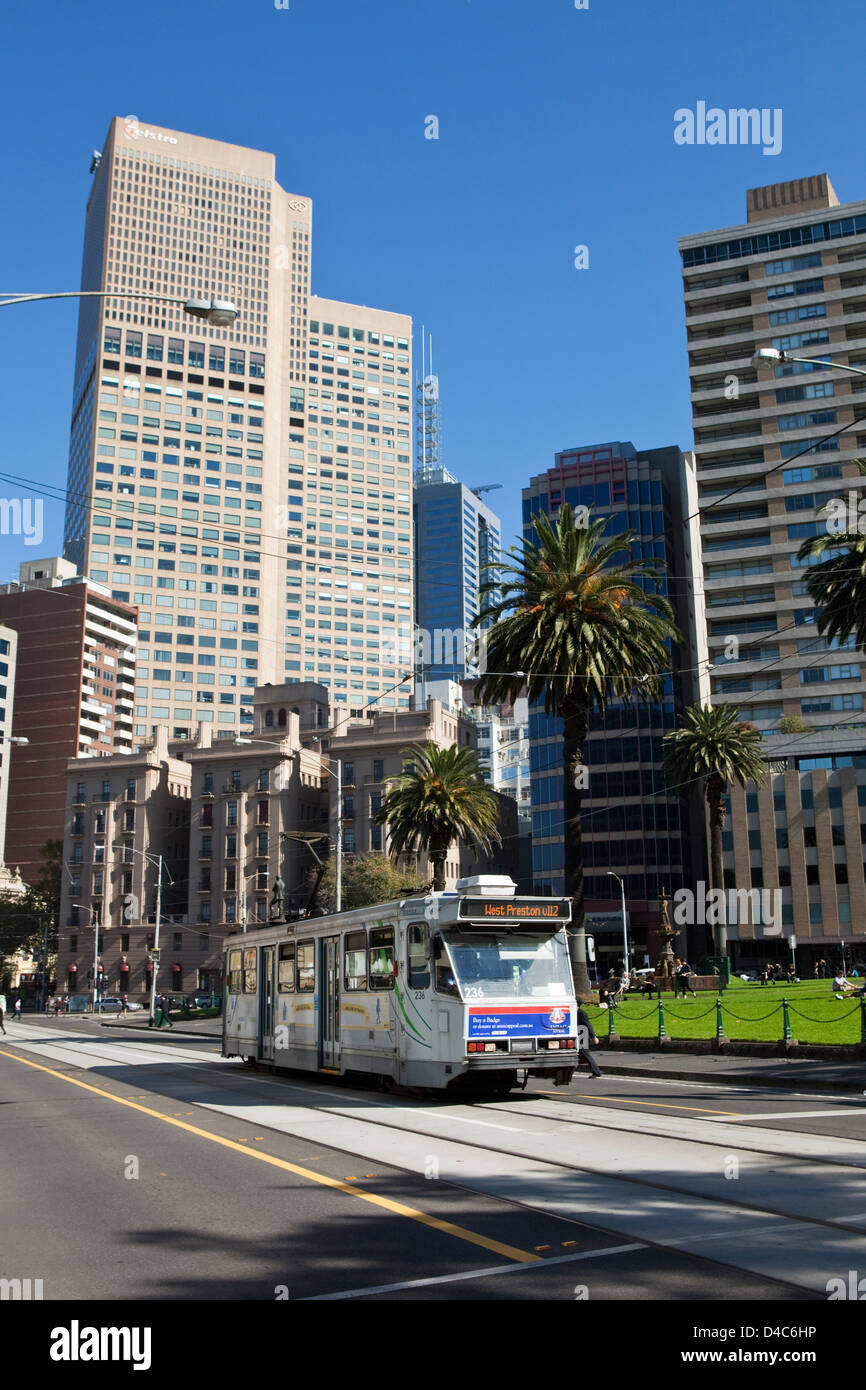 Innerstädtische Straßenbahn mit Skyline der Stadt im Hintergrund. Melbourne, Victoria, Australien Stockfoto