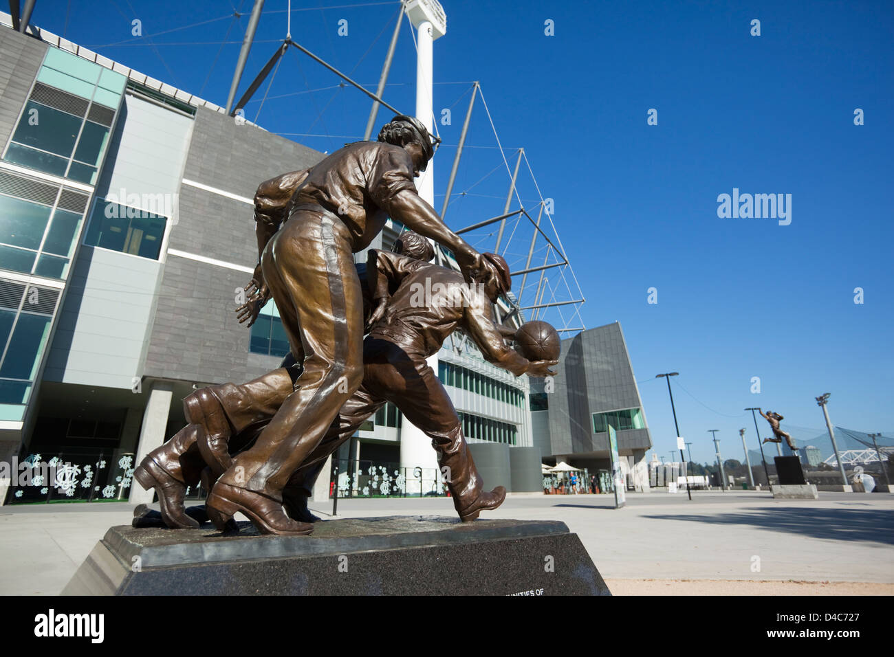 Australian Rules Football Statue außerhalb der Melbourne Cricket Ground. Melbourne, Victoria, Australien Stockfoto