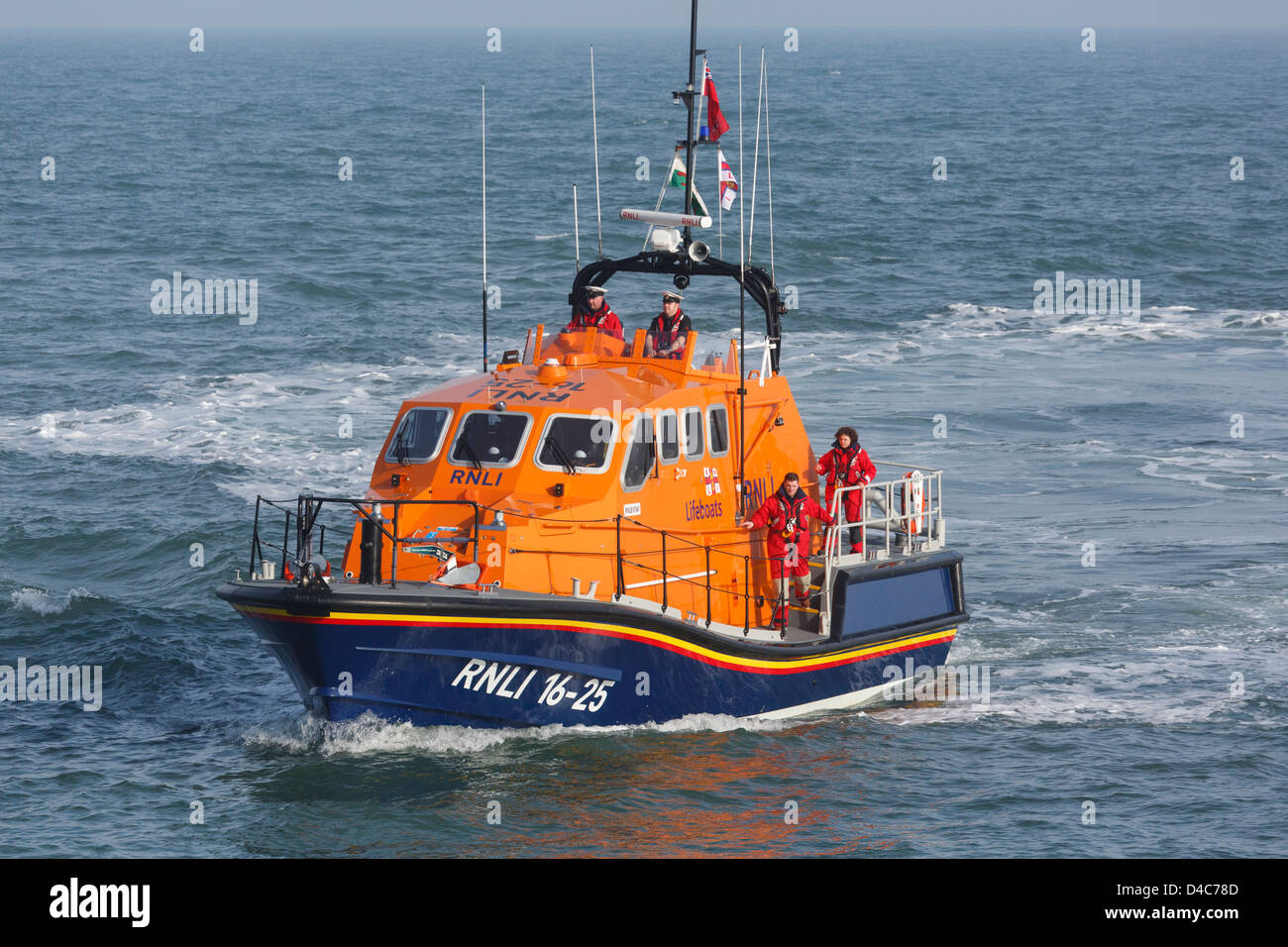 RNLI-Rettungsboot-Crew auf See im neuen Tamar Klasse Schiff 'Kiwi' in Moelfre, Isle of Anglesey, North Wales, UK Stockfoto