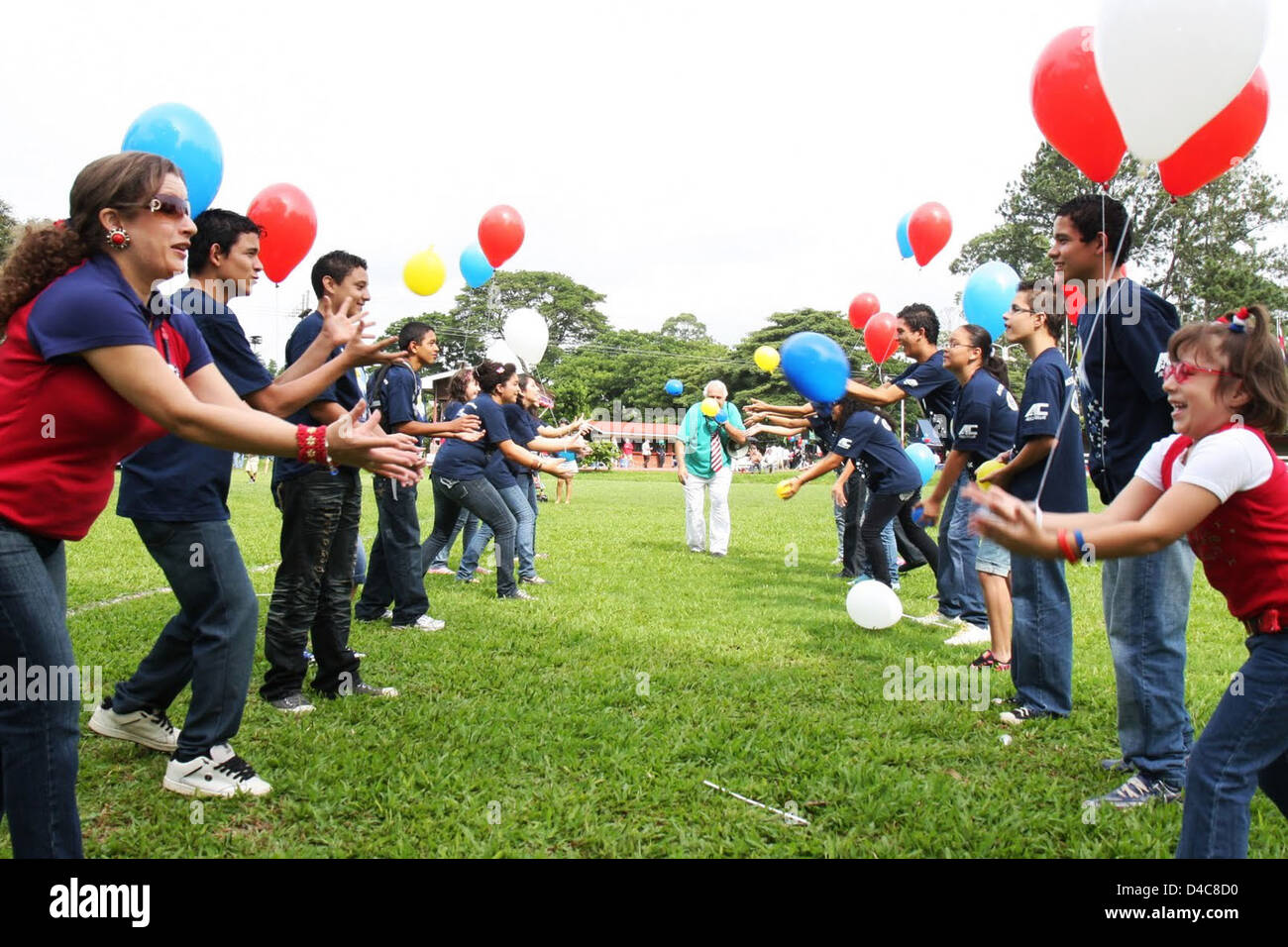 Подвижные игры на дне рождении. Игры на воздухе. Water Balloons Toss game. Water Balloons Toss. День независимости в лагере.