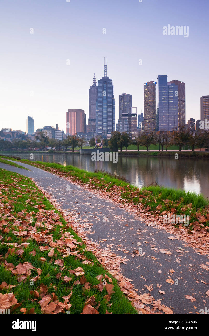 Herbst Blick entlang Yarra River, die Skyline der Stadt in der Dämmerung. Melbourne, Victoria, Australien Stockfoto