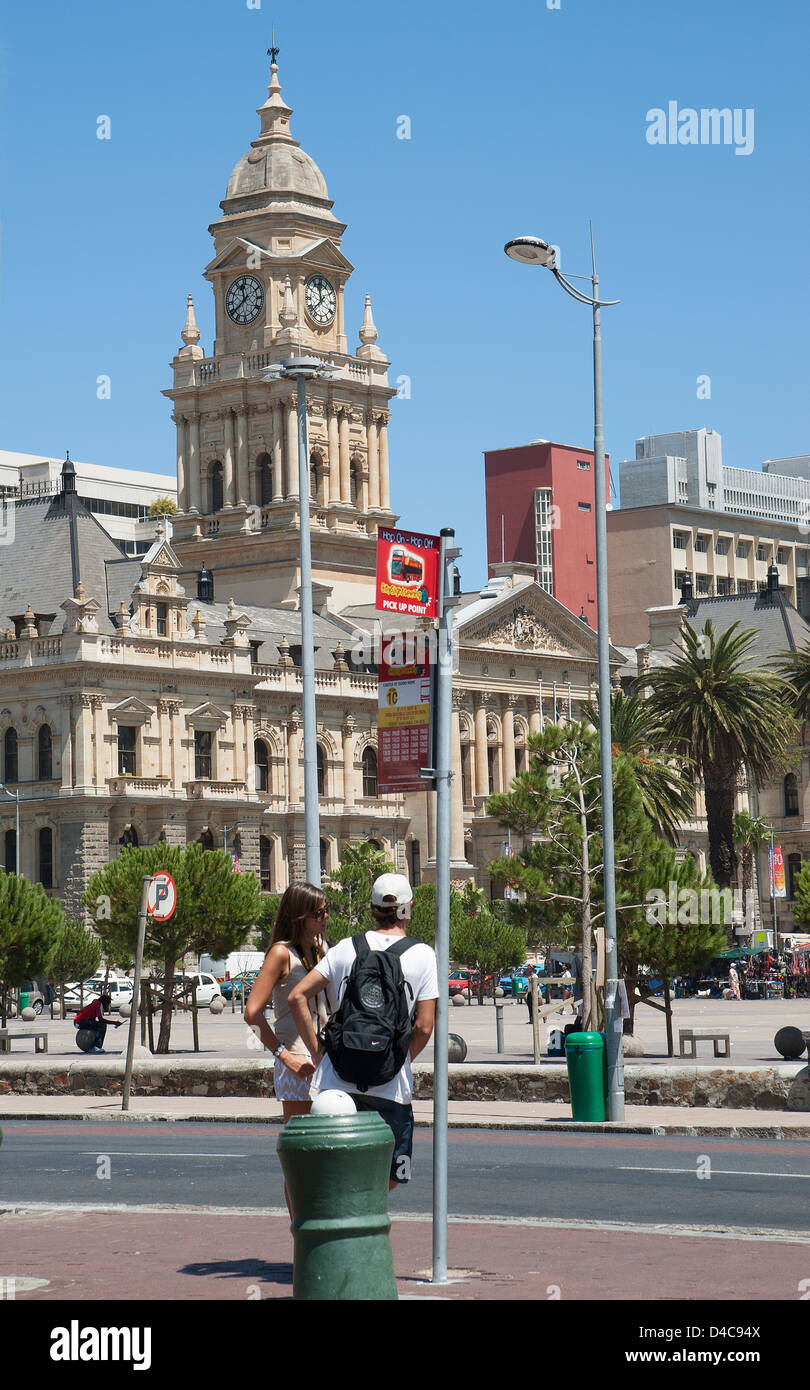 Rathaus-Cape Town-Südafrika-Touristen warten warten an Tour Bushaltestelle Stockfoto