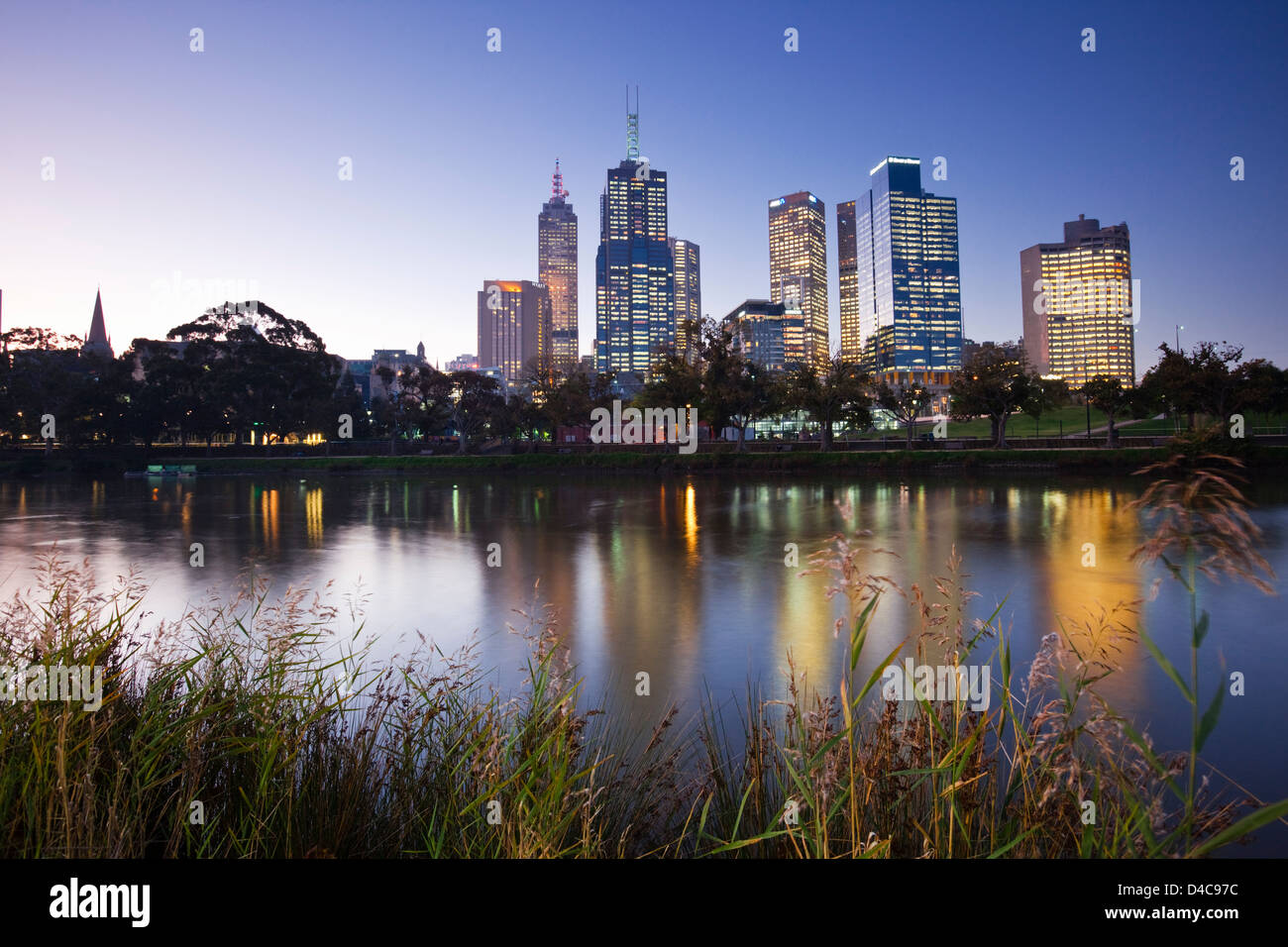 Blick über Yarra River, Skyline der Stadt in der Dämmerung. Melbourne, Victoria, Australien Stockfoto