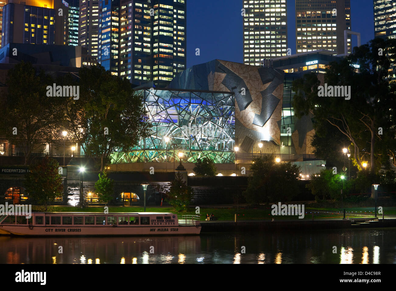 Blick über den Yarra River Architektur der Federation Square bei Nacht. Melbourne, Victoria, Australien Stockfoto