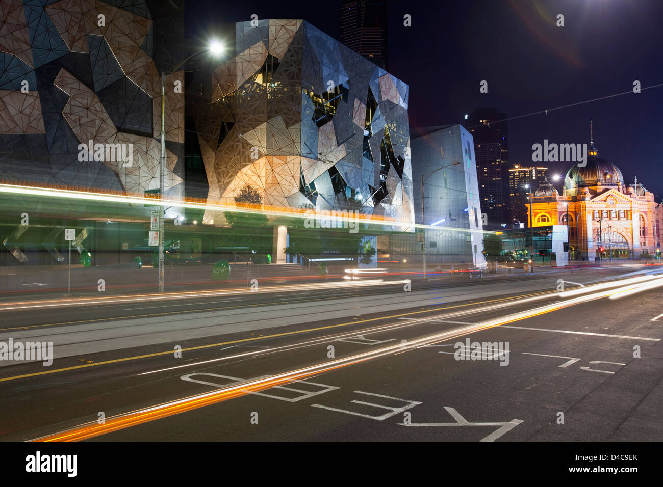 Lichtspuren auf Flinders Street.  Melbourne, Victoria, Australien Stockfoto