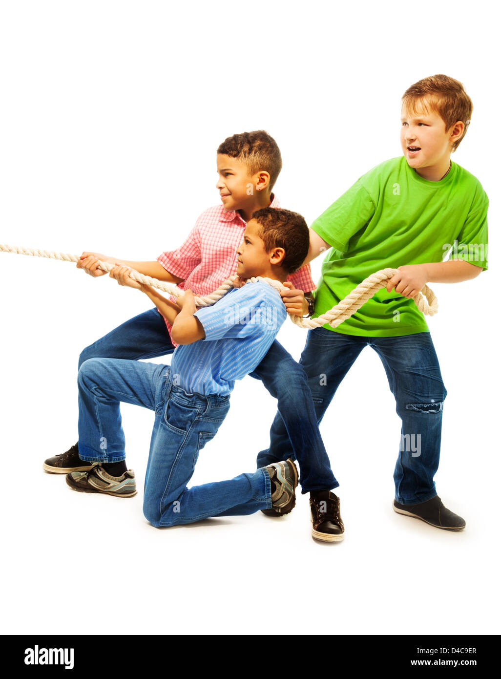Jungen-Team drei 8-11 Jahre alten Kinder ziehen das Seil stehen isoliert auf weiss Stockfoto