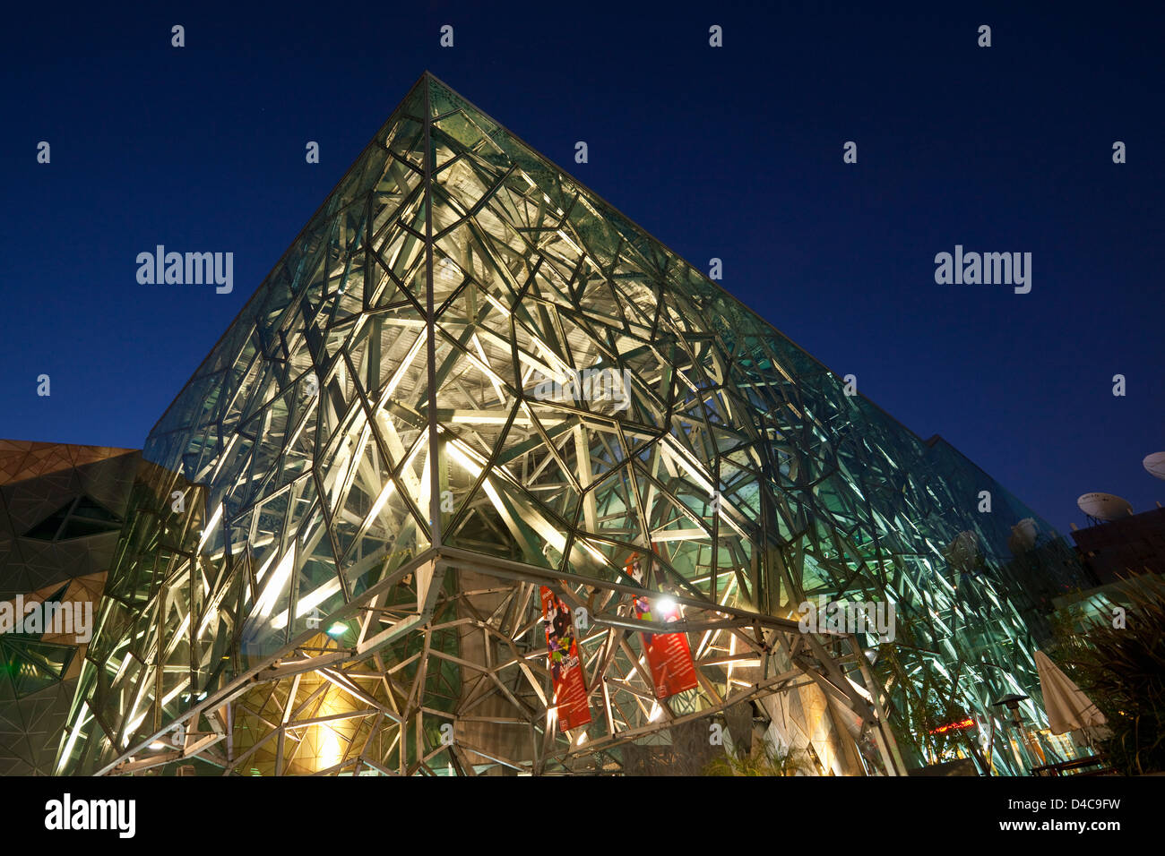 Architektur der Federation Square bei Nacht. Melbourne, Victoria, Australien Stockfoto