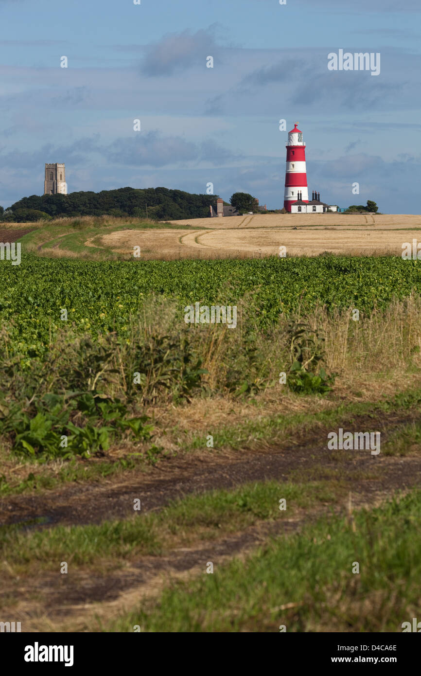 Happisburgh Landschaft, Norfolk. Kirche und Leuchtturm Türme von Cart Lücke gesehen. Juli. Anbau von Getreide, Weizen und Zuckerrüben Stockfoto Happisburgh Landschaft, Norfolk. Kirche und Leuchtturm Türme von Cart Lücke gesehen. Juli. Anbau von Getreide, Weizen und Zuckerrüben Stockfoto