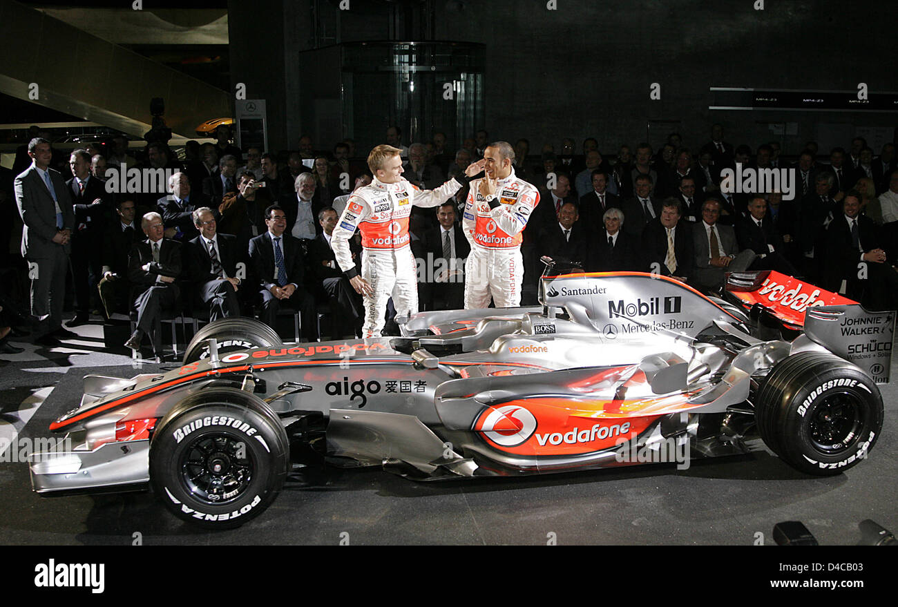 Formel 1 McLaren Mercedes-Fahrern Lewis Hamilton (R) und Heikki Kovalainen stehen hinter dem neuen McLaren-Mercedes MP4 23 Formel1 Rennwagen während seiner offiziellen Präsentation im Mercedes Museum in Stuttgart, Deutschland, 7. Januar 2007. Foto: Marijan Murat Stockfoto