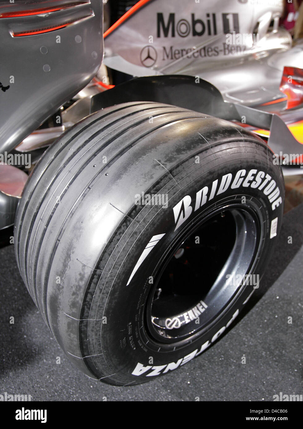 Das Bild zeigt ein Hinterrad des neuen McLaren-Mercedes MP4-23 Formel1 Rennwagens während seiner offiziellen Präsentation im Mercedes Museum in Stuttgart, Deutschland, 7. Januar 2007. Foto: Marijan Murat Stockfoto