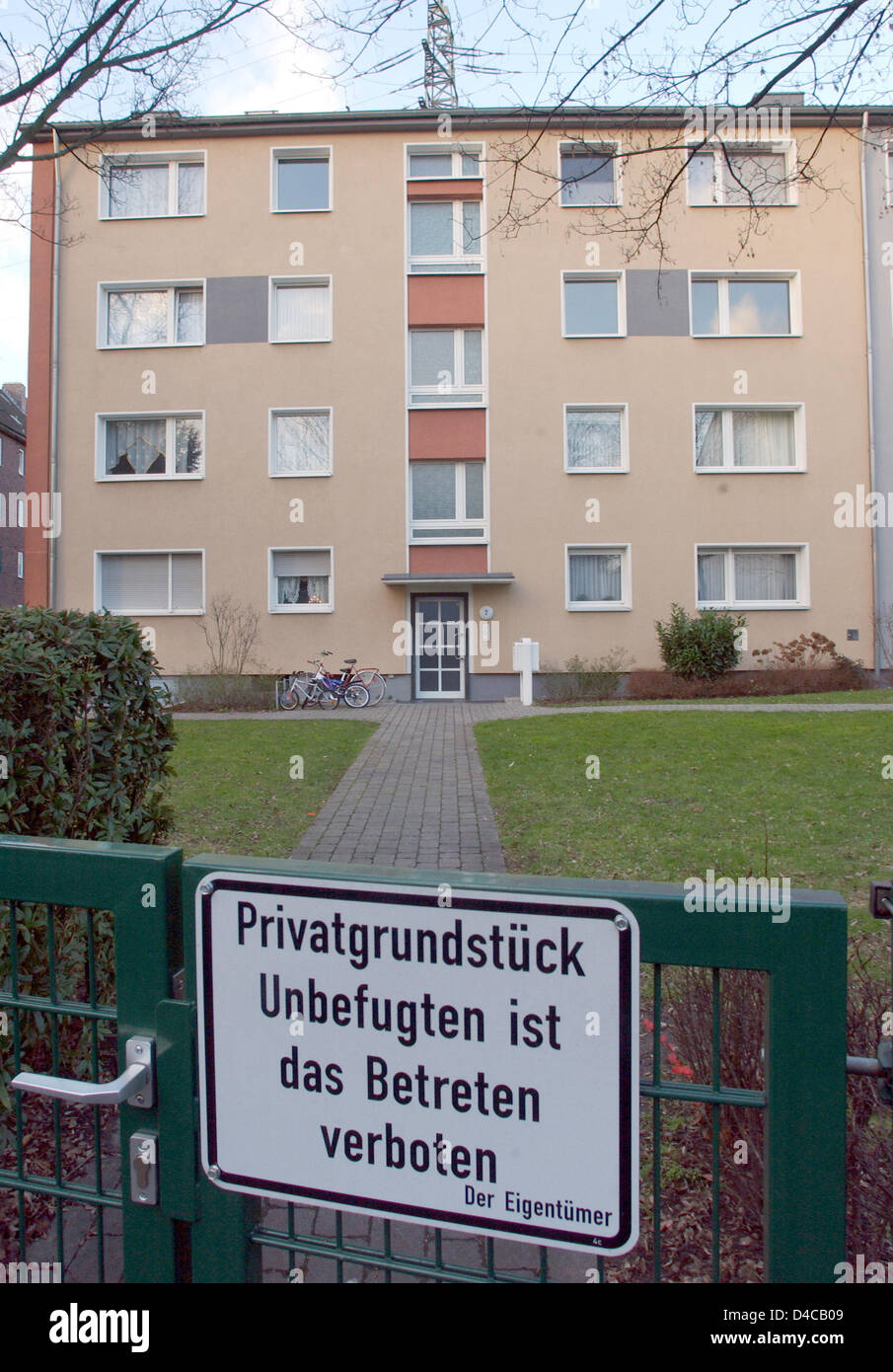 Das Bild zeigt eine Wohnung Gebäude in Düsseldorf, Deutschland, 7. Januar 2008. 52-j hrige Hausfrau angenommen ihren Mann getötet, zerlegt den Körper und in die Müll-Container und die Toilette entfernt. Die Polizei und die Staatsanwaltschaft hat angekündigt, dass der Taxifahrer seit drei Wochen vermisst wurde und die Frau Flüchtling ist. Foto: HORST OSSINGER Stockfoto