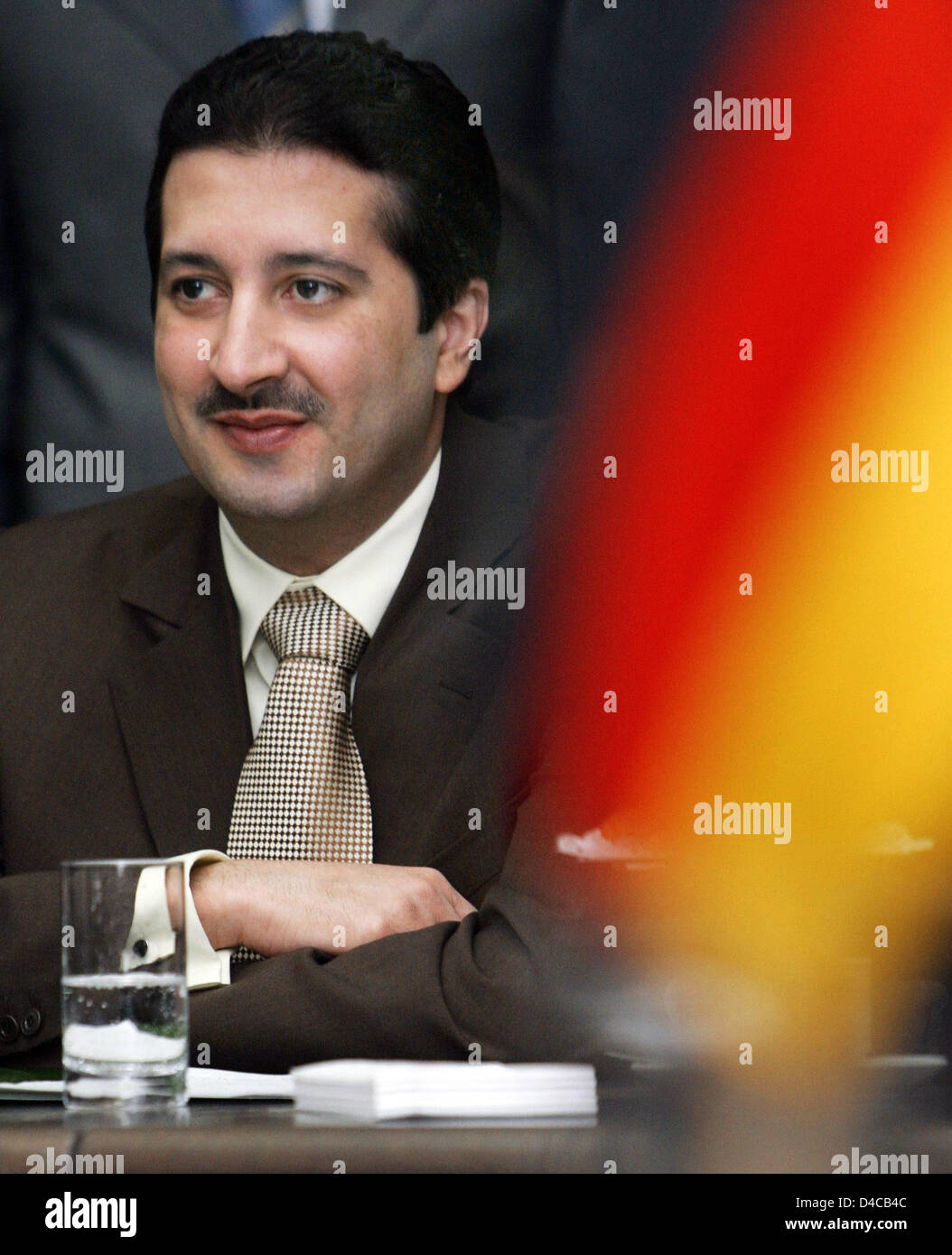 Saudi-Arabische Prinz Faisal bin Abdul-Majeed bin Abdulaziz al-Saud ist mit einer deutschen Flagge in der Staatskanzlei in Mainz, Deutschland, 8. Januar 2008 abgebildet. Als ehrenamtlicher Vorsitzender des Vereins"Deutsch-Arabischen" traf Prinz Faisal auch Ministerpräsident Beck Rheinland-Pfalz während seines Deutschland-Besuchs. Foto: FRANK Mai Stockfoto