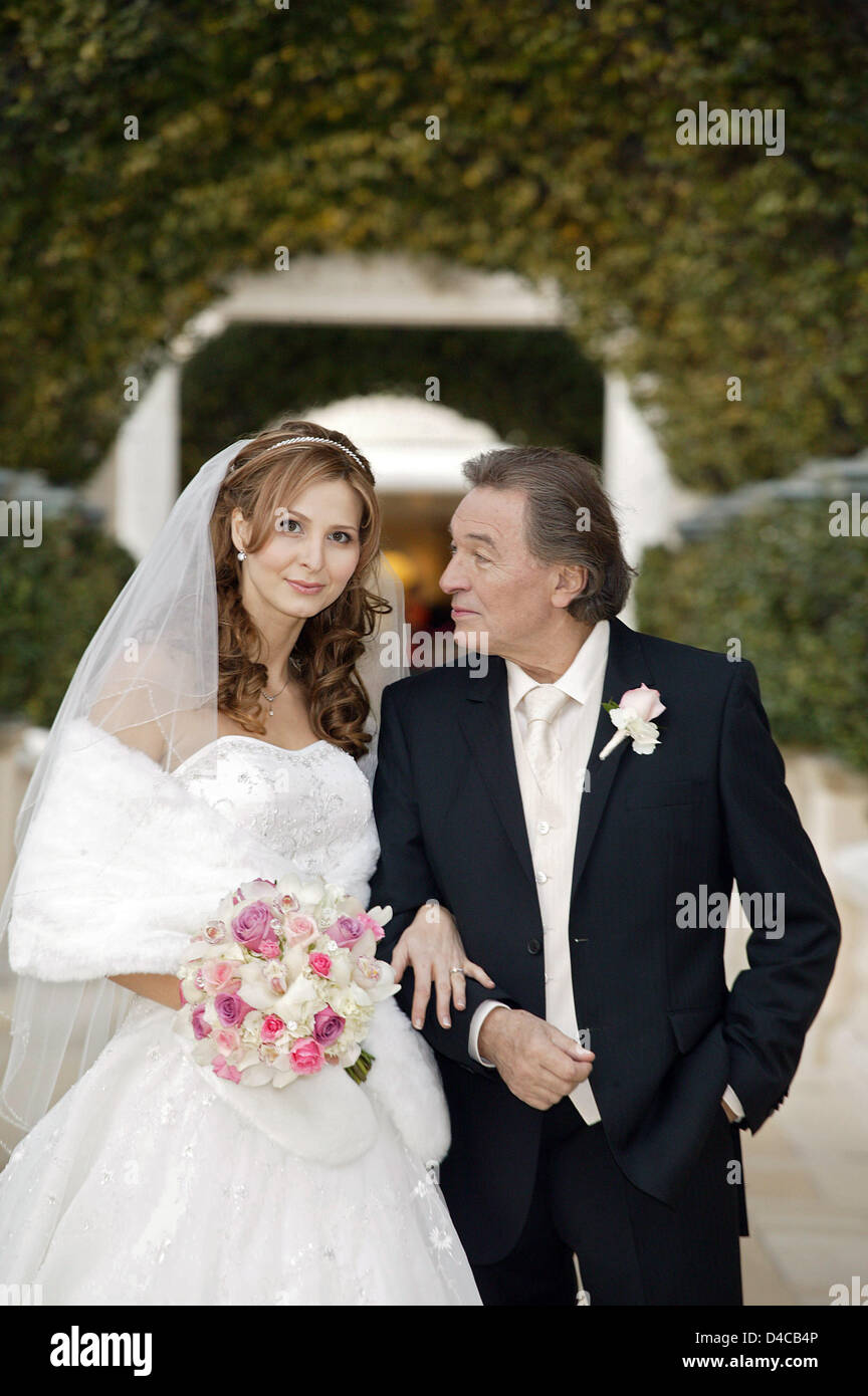 Tschechische Sänger Karel Gott und seinem langjährigen Partner, Ivana Machackova stellen nach ihrer Hochzeit in Las Vegas, USA, 7. Januar 2008. Gott Prag ansässige PR-Manager, Jiri Horcica, bestätigte gegenüber Dpa, dass 68-Year-Old Gott 31-Year-Old Machackova verheiratet. Die heimliche Hochzeit wurde am 07 Januar (amerikanischer Ortszeit) im Kreise Familie gefeiert. Gott, wer in der Vergangenheit gekennzeichnet selbst Stockfoto