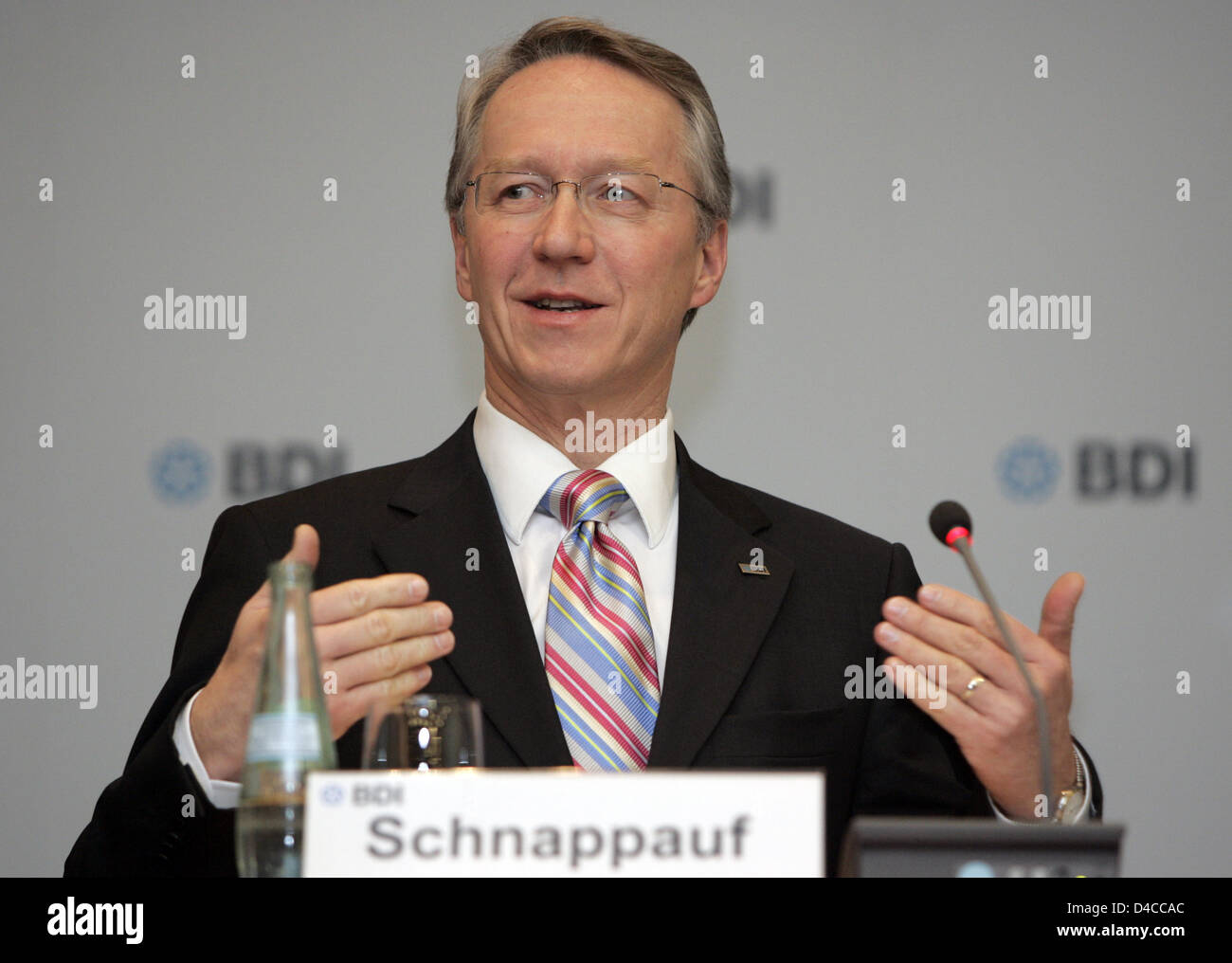 Der neue BDI Generaldirektor, Werner Schnappauf, gibt eine Pressekonferenz in Berlin, Deutschland, 15. Januar 2007. Der deutschen Wirtschaft (BDI) erwartet, dass die deutsche Wirtschaft trotz einige allgemeine Risiken weiter wachsen. Foto: Rainer Jensen Stockfoto