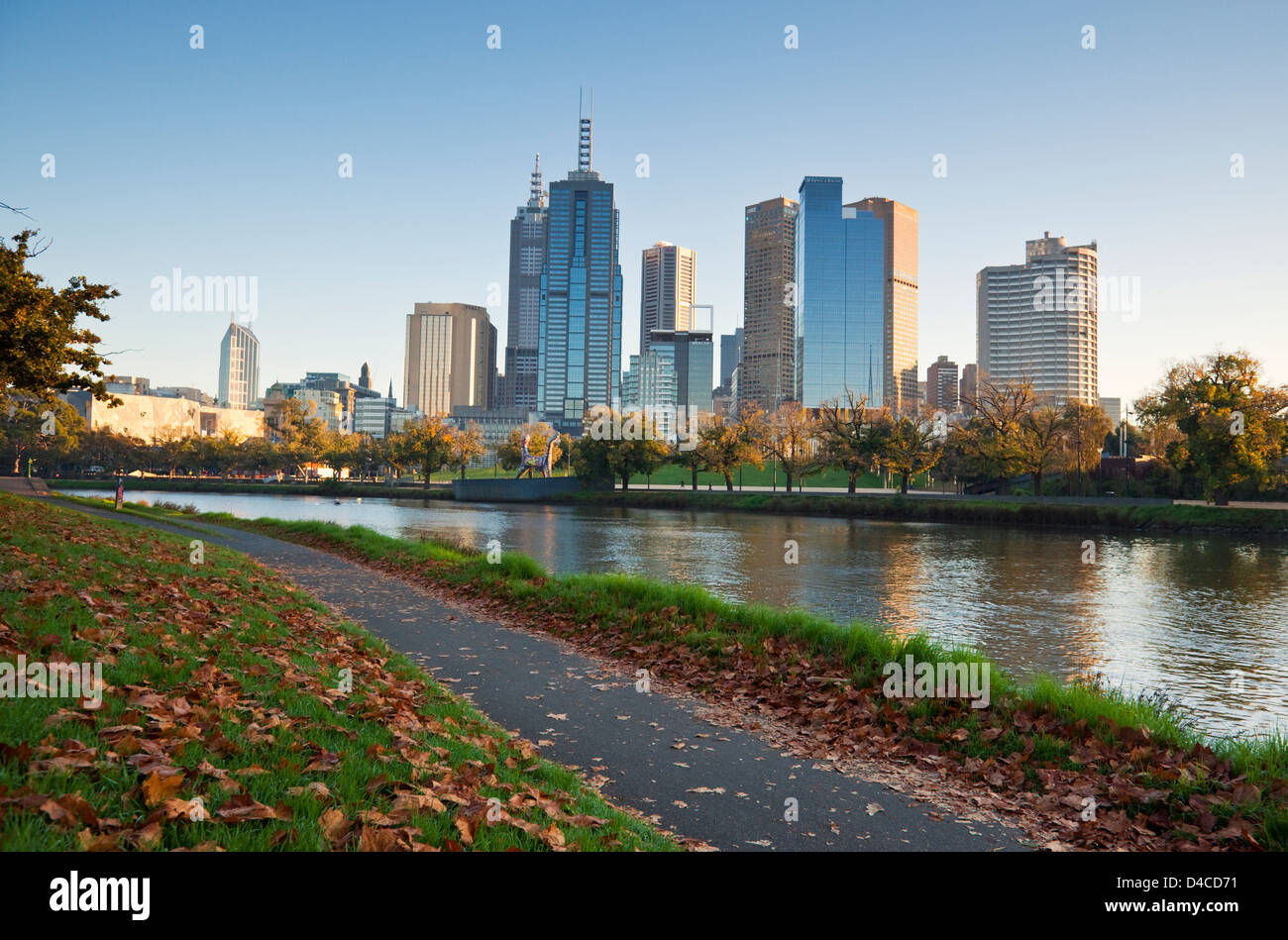 Herbst Blick entlang Yarra River, die Skyline der Stadt in der Dämmerung. Melbourne, Victoria, Australien Stockfoto