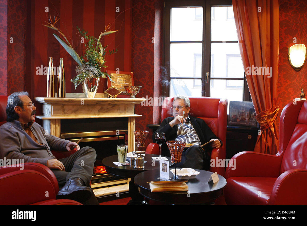 Zwei Manner Geniessen Eine Gute Zigarre Und Einen Smoothie In Cigar