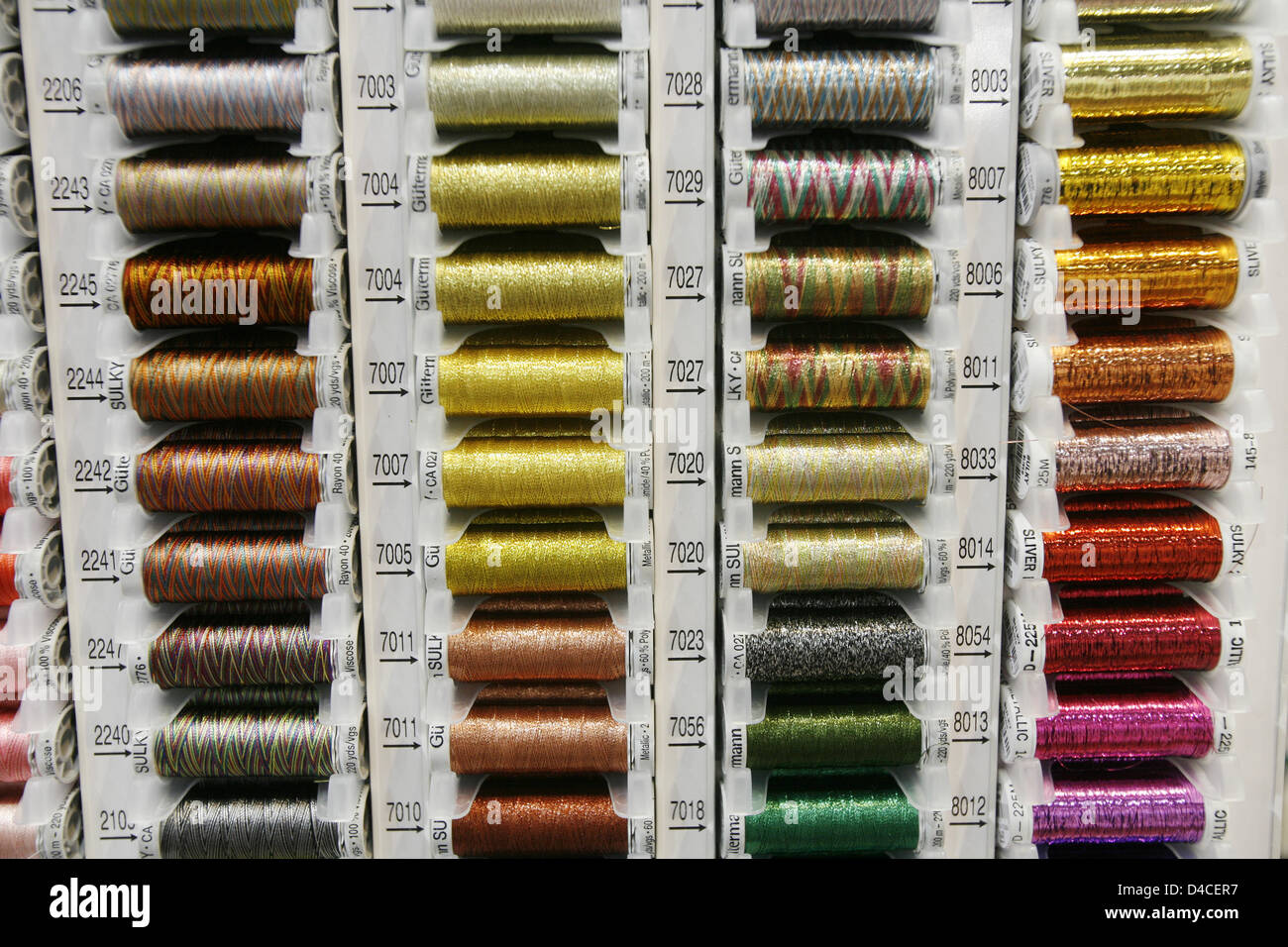 Nähen-Seide in den Farben des Regenbogens abgebildet auf der Messe "Paperworld" in Frankfurt Main, Deutschland, 23. Januar 2008. Die Messe für Büro-und Papierprodukte durchzieht 27. Januar 2008 vom 23. Foto: Frank Mai Stockfoto