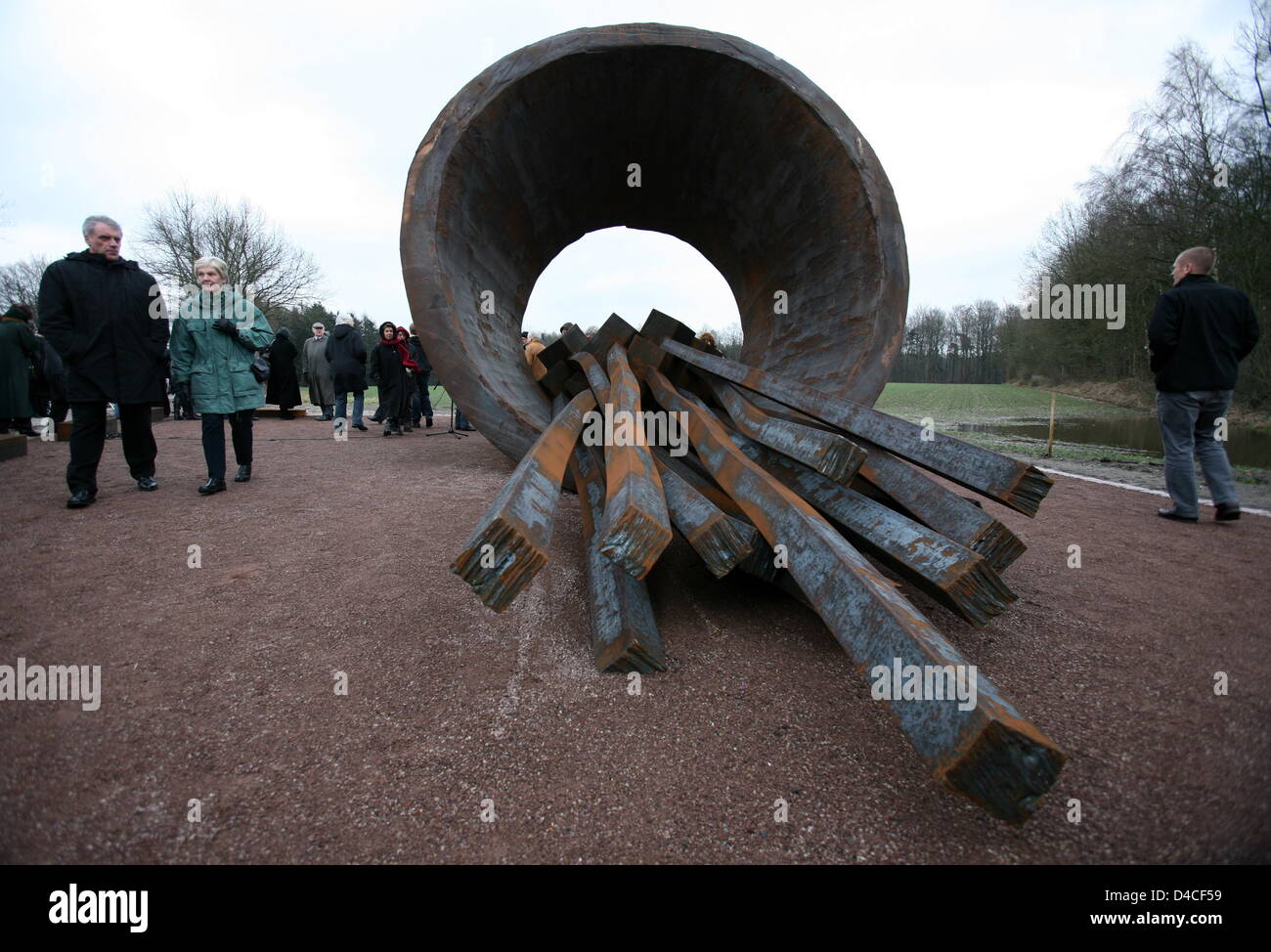 Besucher zu Fuß Vergangenheit die BergenBelsenDenkmalSkulptur von