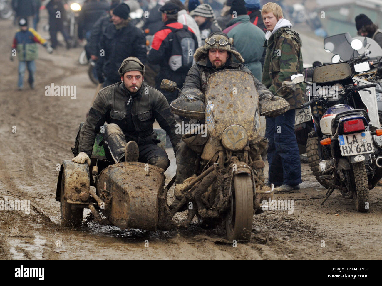 Zwei Männer in einer Motorrad-Kombination fahren glücklich aber der Schlamm auf der "Elefantentreffen" ("Elefanten-treffen") in Thurmansbang, Deutschland, 26. Januar 2008. Rund 3500 Motorradfahrer aus zahlreichen europäischen Ländern haben für das legendäre "Elephant"-Festival im Bayerischen Wald gesammelt. Foto: ARMIN WEIGEL Stockfoto