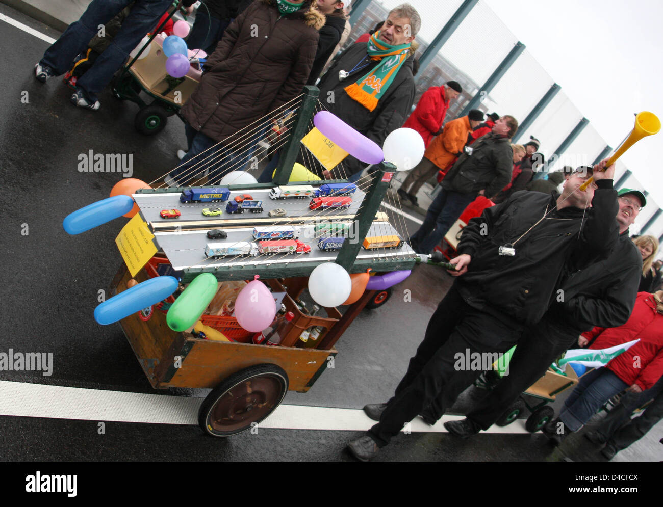 Einige 20.000 Leute versuchen, ein neues Kind Wagen Parade Rekord auf dem ersten Abschnitt der neuen Autobahn 281 in der Nähe von Bremen, Deutschland, 27. Januar 2008. Mit seiner 1051 Handkarren beteiligt an der Parade der Bremen Kindes Wagen Benutzer brach den Rekord 147 Wagen im Jahr 2003 in den USA und erzielte einen Eintrag im Guinness-Buch der Rekorde. Foto: Carmen Jaspersen Stockfoto