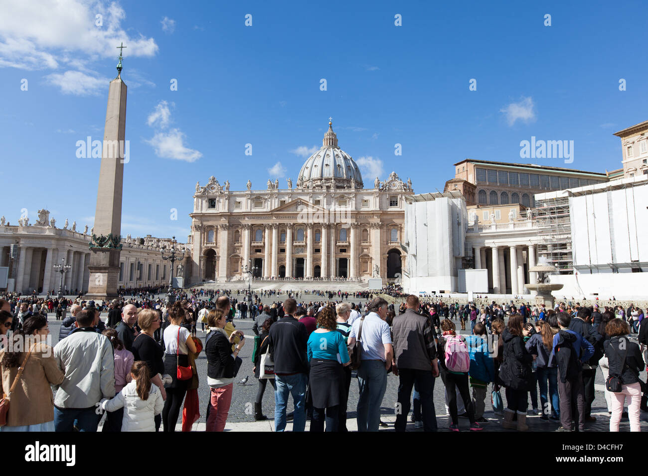 Rom, Vatikan. 9. März 2013--Petersplatz. Pilger warten auf den Petersdom besuchen. Stockfoto