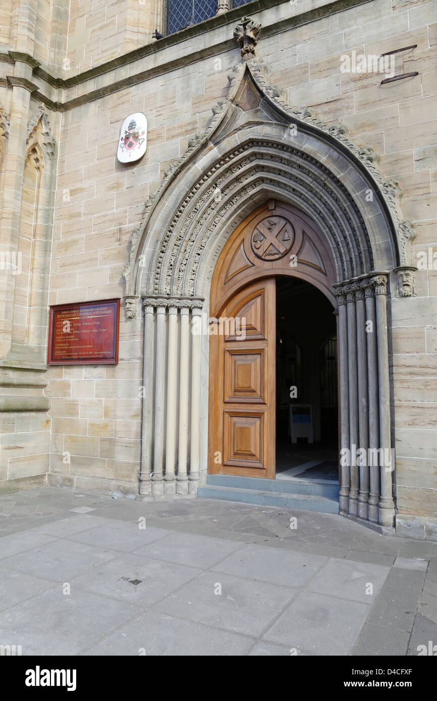 Eingangstür zur Metropolitan Cathedral Church of Saint Andrew in der römisch-katholischen Erzdiözese Glasgow, Clyde Street, Schottland Großbritannien Stockfoto